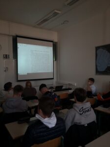 Dijaki berejo odlomke iz knjige Oscarja Wildea Vdani prijatelj. Odlomki so na projekciji.
