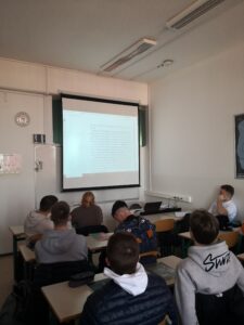 Dijaki berejo odlomke iz knjige Oscarja Wildea Vdani prijatelj. Odlomki so na projekciji.