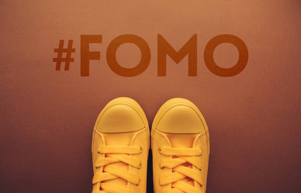 FOMO: KAKO TVOJI MOŽGANI USTVARIJO OBČUTEK, DA NEKAJ ZAMUJAŠ