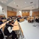 Dijaki poslušajo predavanje Zakaj davki (1)