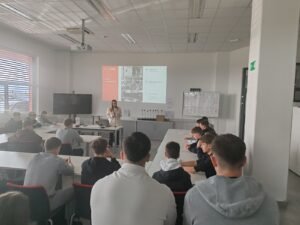 Dijaki v podjetju Kornoterm. Poslušajo predavanje in si ogledujejo podjetje.