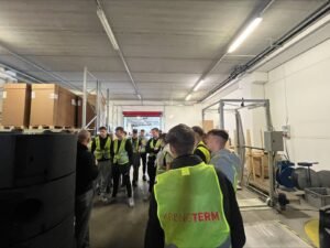 Dijaki v podjetju Kornoterm. Poslušajo predavanje in si ogledujejo podjetje.