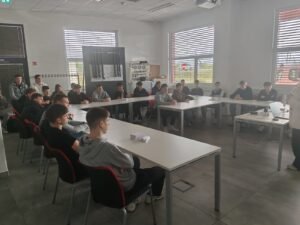 Dijaki v podjetju Kornoterm. Poslušajo predavanje in si ogledujejo podjetje.