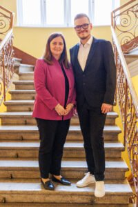 Ravnateljica in mentor dijaške skupnosti na dobrodelnem koncertu