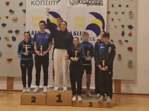 Aleks Koželj na stopničkah v tekmovanju v namiznem tenisu