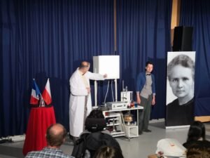 Dijaki so si ogledali predstavo Marie Curie.