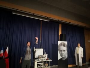 Dijaki so si ogledali predstavo Marie Curie.