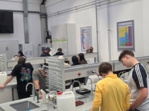 Dijaki v laboratoriju.