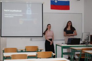 Dijaki predstavljajo raziskovalne naloge.