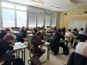Dijaki tekmujejo na matematičnem tekmovanju.
