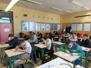Dijaki tekmujejo na matematičnem tekmovanju.