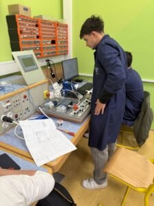 Dijaka elektrotehnike na tekmovanju.
