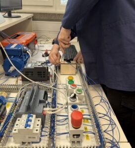 Dijaka elektrotehnike na tekmovanju.