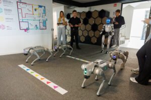 Dijaki na festivalu robotike. Tekma z roboti.