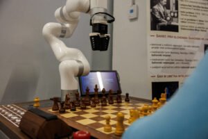 Robotska roka igra šah.