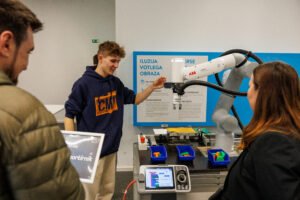 Dijak upravlja z robotsko roko.