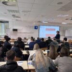 Dijaki 3. letnika SSI na MFDPŠ poslušajo predavanje Alenke Leskovšek Kako izobraževalna pot vpliva na poklicno kariero?
