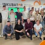 Dijaki G-3. c ob prejemu certifikatov o opravljenem izobraževanju FSC in priznanj za 1. mesto na tekmovanju v oblikovanju zelene poslovne ideje.