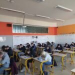 Dijaki med reševanjem matematičnih nalog.