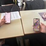 Na sliki sta roki dijakov s telefonoma
