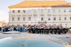 Nastop našega zbora in vseh SŠ ter OŠ pevskih zborov na Mladinskem pevskem festivalu v Celju.