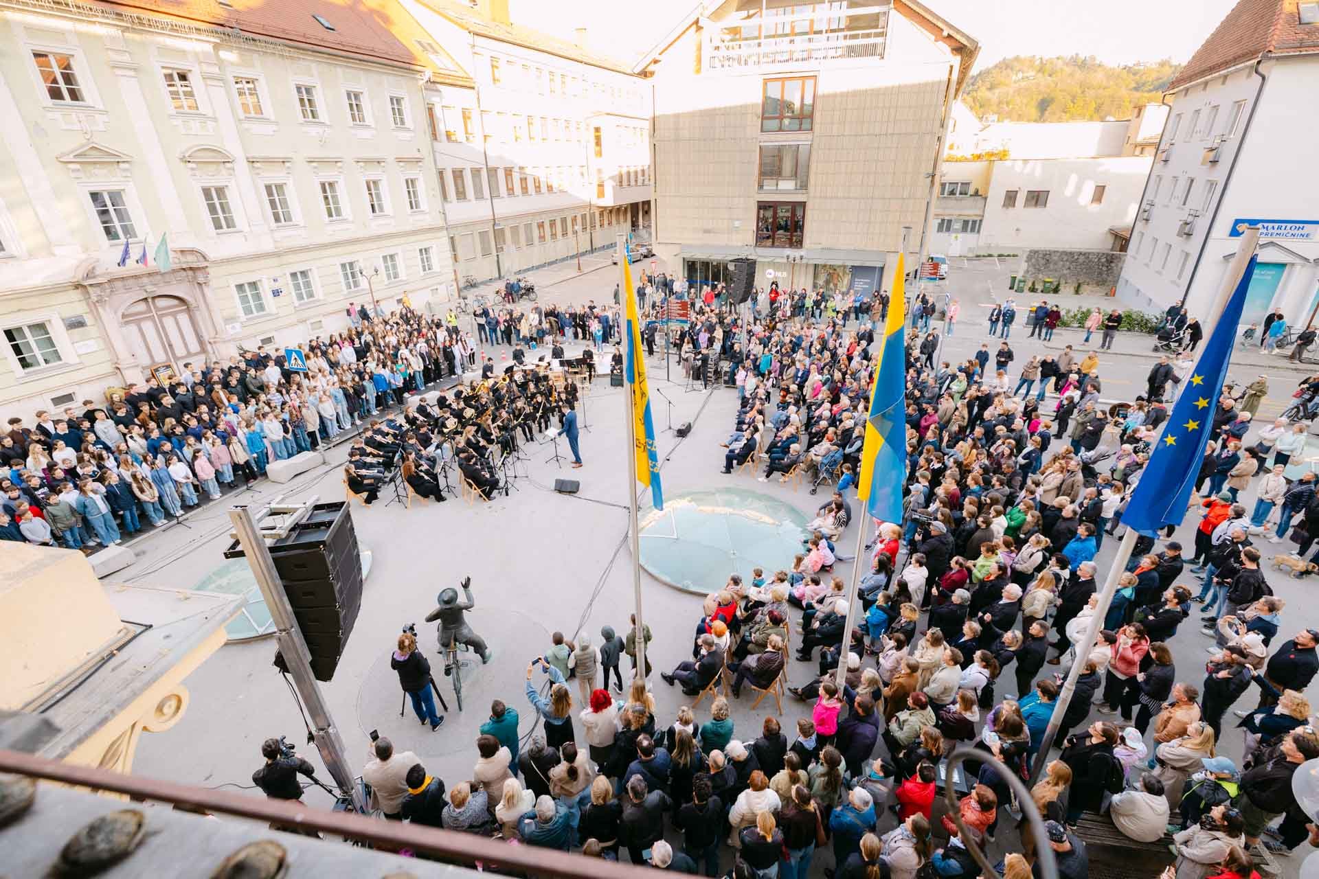 Pevski poklon 80-letnici Mladinskega pevskega festivala in prazniku MO Celje z našim pevskim zborom Pevski poklon 80-letnici Mladinskega pevskega festivala in prazniku MO Celje z našim pevskim zborom