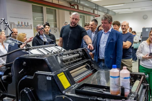 obisk-projekt-CUOK- ravnatelji na ogledu delavnice, ofsetni tisk