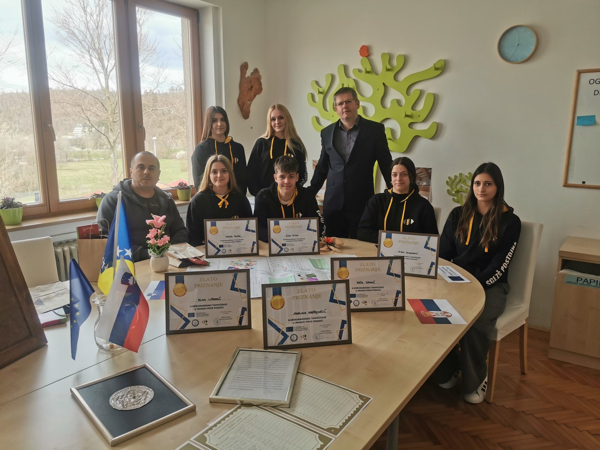 6 zlatih priznanj na tekmovanju o znanju prve pomoči 6 zlatih priznanj na tekmovanju o znanju prve pomoči
