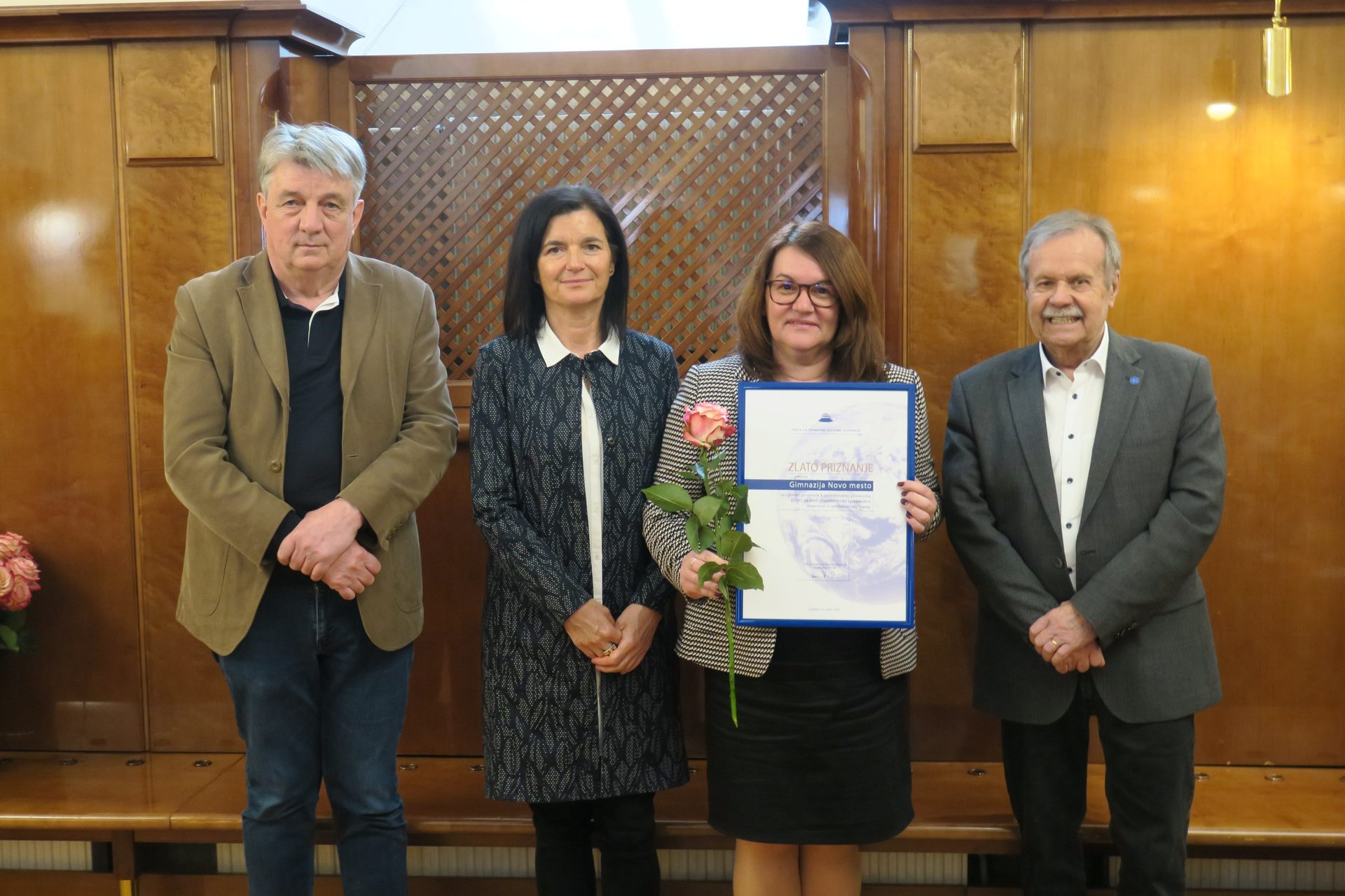 Zlato priznanje ZOTKS Gimnaziji Novo mesto, srebrno priznanje profesorici kemije mag. Branki Klemenčič