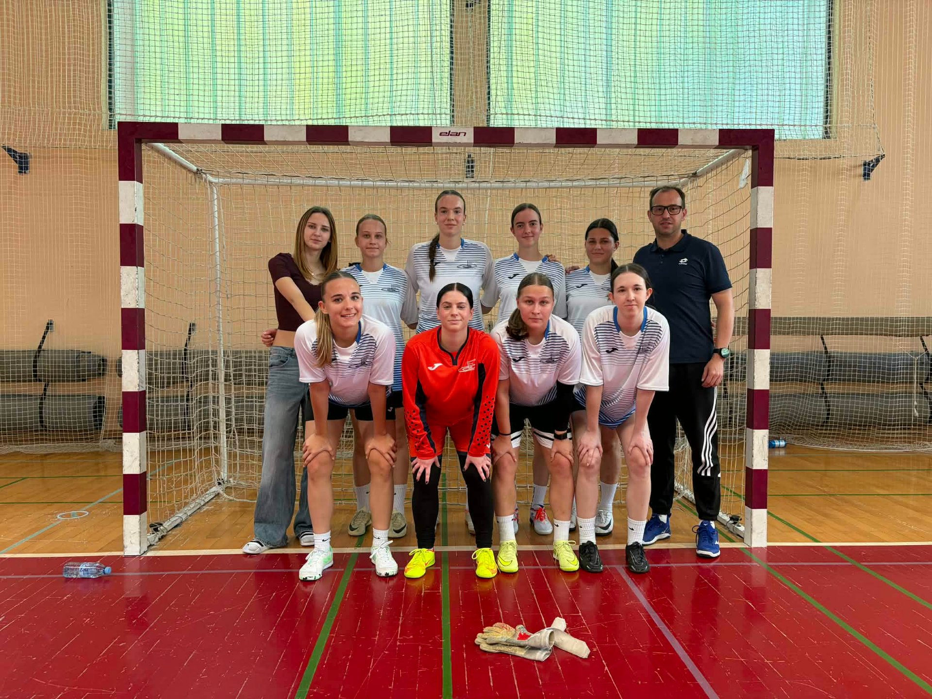 Dijakinje so osvojile 2. mesto v Sloveniji v dvoranskem nogometu. Dijakinje so osvojile 2. mesto v Sloveniji v dvoranskem nogometu.