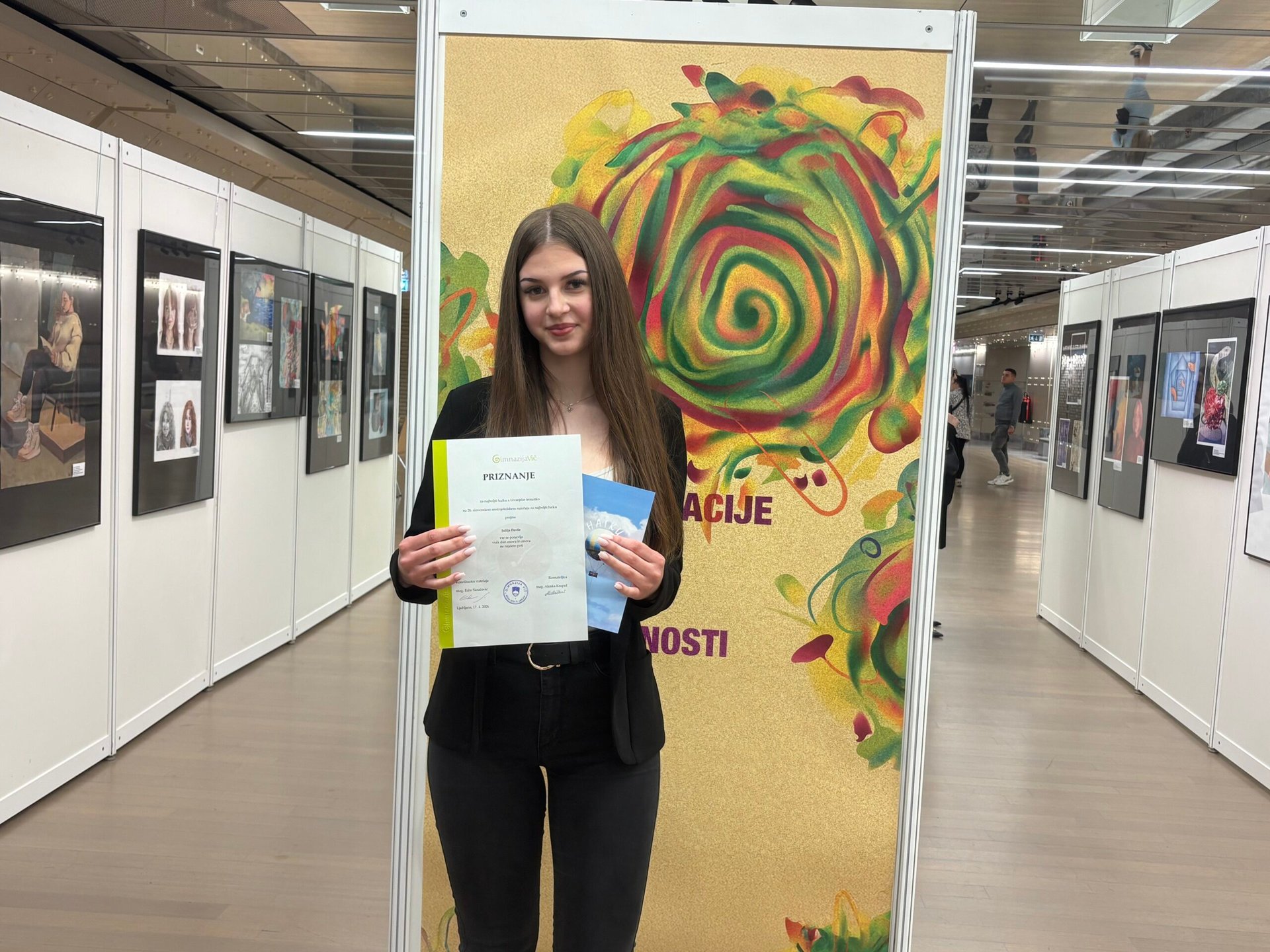 Julija Povše, nagrajenka natečaja za najboljši haiku v slovenščini Julija Povše, nagrajenka natečaja za najboljši haiku v slovenščini