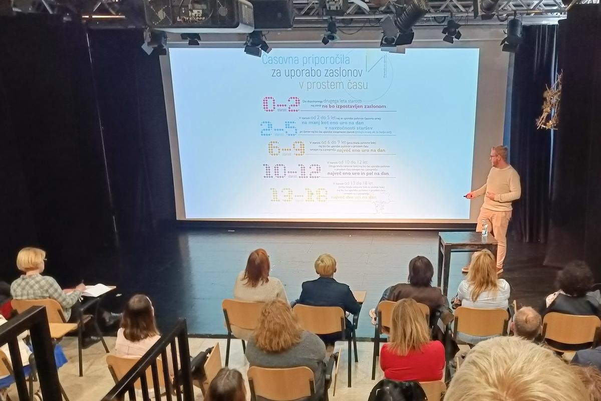 Predavanje pedopsihiatra dr. Aleksandra Koroša Predavanje pedopsihiatra dr. Aleksandra Koroša