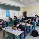 Tekmovalci-med-resevanjem-nalog