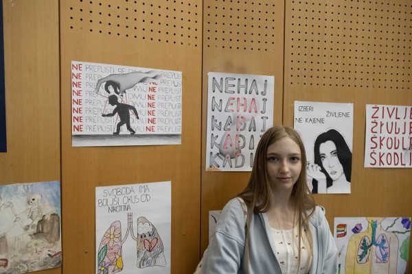 Natečaj Zdrav dih - dijakinja s svojo grafiko