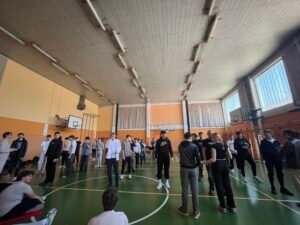 Dijaki so na prireditvi Predaja ključa, ki je v telovadnici. Organizator je pripravil različne igre in sedaj tekmujejo.