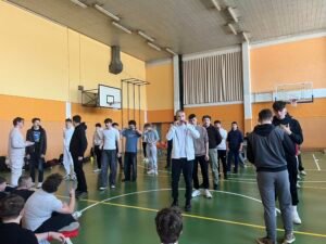 Dijaki so na prireditvi Predaja ključa, ki je v telovadnici. Organizator je pripravil različne igre in sedaj tekmujejo.