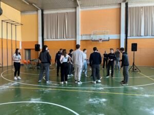 Dijaki so na prireditvi Predaja ključa, ki je v telovadnici. Organizator je pripravil različne igre in sedaj tekmujejo.
