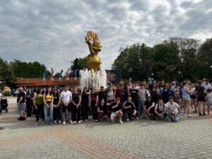 Dijaki na nagradnem izletu v zabaviščnem parku Gardaland. Skupinska slika.