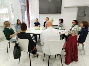 Profesorji in dijakinji na dogodku Noč knjige