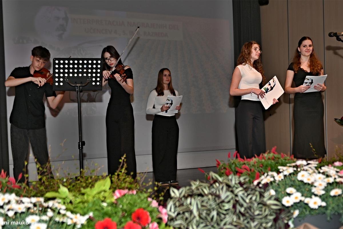Recital Spominska obeležja pripovedujejo Recital Spominska obeležja pripovedujejo