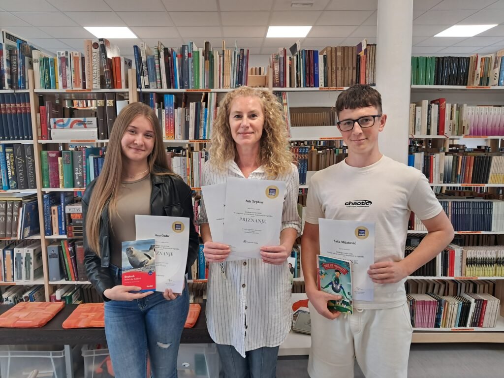 Ana Ćudić, Natalija Ambrožič in Saša Mijatović (prejemnika priznanja in mentorica)