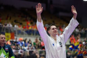 Nik Obrez na mednarodnem tekmovanje v taekwon-doju.