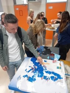Igra z zastavicami in sestavljanjka