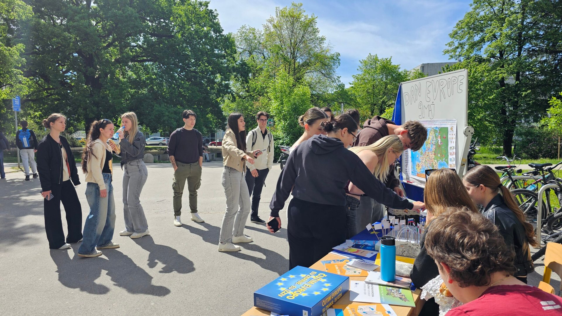 Dan Evrope smo na Gimnaziji ŠC Velenje obeležili v duhu sodelovanja, znanja in evropskih vrednot Dan Evrope smo na Gimnaziji ŠC Velenje obeležili v duhu sodelovanja, znanja in evropskih vrednot