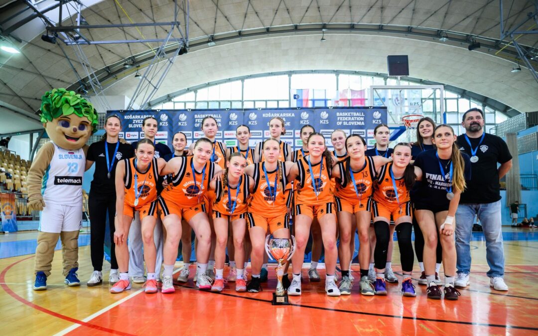 Med srebrnimi košarkaricami (U16) tudi naše pilonovke
