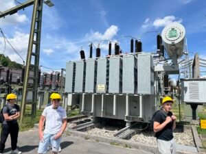 Dijaki si ogledujejo podjetje Elektro Celje.