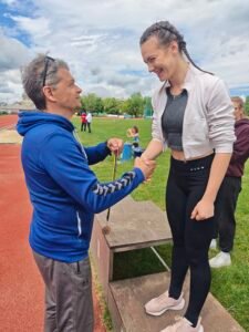 Dijakinja je prejela medaljo.