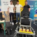 Simulator vožnje in dijaki z mentorjem