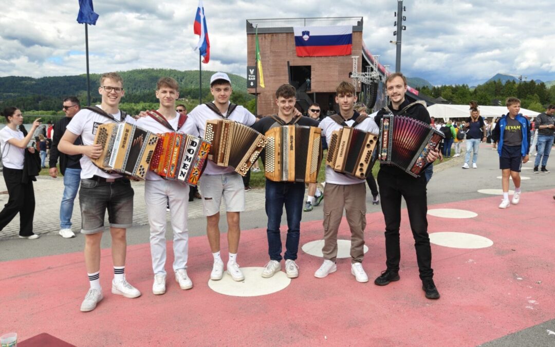 Kajuhovci soustvarili rekordni harmonikarski dogodek