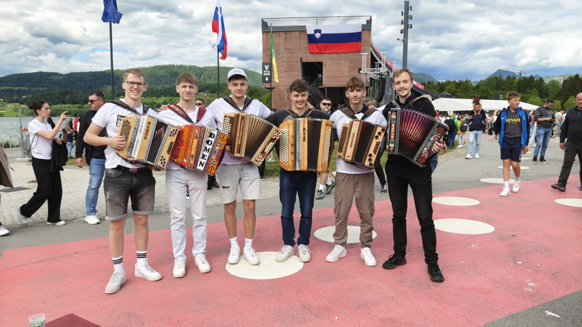 Kajuhovci soustvarili rekordni harmonikarski dogodek Kajuhovci soustvarili rekordni harmonikarski dogodek
